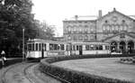 Nürnberg-Fürther Straßenbahn__Tw 909 [T2; DUEWAG/SSW; 1940] mit Bw 1261 [MAN 1951] auf Linie 11 nach 'Herrnhütte' in der Schleife vor dem Fürther Hbf.__21-07-1976