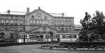 Nürnberg-Fürther Straßenbahn__Tw 909 [T2; DUEWAG/SSW; 1940] mit Bw 1261 [MAN 1951] auf Linie 11  in der Schleife vor dem Fürther Hbf.__21-07-1976