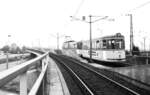 Nürnberg-Fürther Straßenbahn__GT6 mit Bw 1552 [B4; MAN 1960] auf Linie 21 auf der für die U-Bahn vorbereiteten Trasse an der Stadtgrenze Nürnberg/Fürth.__21-07-1976