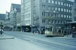 AVG Straßenbahn Augsburg__Tw 534 [GT5, MAN 1964] auf Linie 1 fährt den Perlachberg hinab Richtung Lechhausen.__09-03-1974