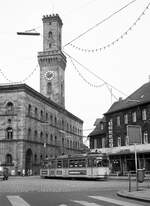 Nürnberg-Fürther Straßenbahn__Tw 351 [MAN/Siemens 1966] als Linie 1 nach Nürnberg unterwegs, biegt beim Rathaus Fürth in die Schwabacher Str.