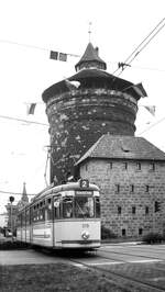 Nürnberg-Fürther Straßenbahn__Tw 319 [GT6;MAN/Siemens; 1963] auf Linie 2 zur 'Gustav-Adolf-Straße' am Spittlertor-Turm__15-06-1976