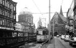 Nürnberg-Fürther Straßenbahn__Tw 354 [GT6; MAN/Siemens; 1966] mit Bw fährt auf Linie 1 entlang der U-Bahn-Baugrube in der Ludwigstr. Dahinter von links nach rechts : Elisabethkirche, Weißer Turm, Jakobskirche.__15-06-1976