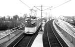 Nürnberg-Fürther Straßenbahn__Tw 343 [GT6; MAN/Siemens; 1966] mit Bw auf Linie 1 nach 'Fürth Billinganlage' an der Stadtgrenze Nürnberg/Fürth. Links zwischen den Sträuchern das damals dort(de-)platzierte Ludwigseisenbahn-Denkmal (unzugänglich zwischen Schnellstraßen)._21-07-1976