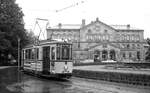 Nürnberg-Fürther Straßenbahn__Tw 916 [T2; MAN/SSW; 1940] auf Linie 11 nach 'Herrnhütte' in der Schleife vor dem Fürther Hbf.__21-07-1976