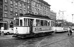 Nürnberg-Fürther Straßenbahn__Tw 872 [MAN/SSW 1935] und Tw 351 [GT6: MAN/Siemens 1966]  am Hbf. Nürnberg.__21-07-1976