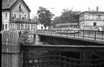 Nürnberg-Fürther Straßenbahn__Tw 224 [T4; MAN/Siemens 1958] der Linie 7 auf der Maxbrücke über die Rednitz (die sich ein Stück weiter mit der von Nürnberg kommenden Pegnitz zur Regnitz vereint) fährt zur Endstation 'Billinganlage'. Das Lokal  Fischhäusla  war Institution und Wahrzeichen. 1995 mußte es dem U-Bahnbau weichen. Ältere (nicht nur) Fürther vermissen es noch heute.__15-06-1976