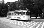 Nürnberg-Fürther Straßenbahn__Tw 220 [T4; MAN/Siemens 1958] auf der Fürther  Binnenlinie  7 zwischen Billinganlage und Flößaustraße fährt über die 'Fürther Freiheit'.__15-06-1976