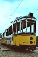 Neben dem Möhringer Bahnhof der SSB gab es immer wieder Überreste einst leistungsfähiger Straßenbahnwagen, hier der TW 901 aus der Serie DoT4.