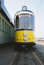 Stuttgarter Straßenbahnen: DoT4 931 vor dem BW Albplatz, als er noch gepflegt war (der Wagen).