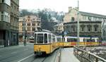 SSB Stuttgart__Linie 14 verkehrte 1983 bis Juli 1986 -ihrer Umstellung auf Stadtbahn- ausnahmsweise bis S-Heslach, Schreiberstraße. Im Bild verläßt ein Zug die, bis 1972 der Linie 8 gehörende, Wendeschleife und biegt ein in die von Vaihingen - Heslach kommenden Gleise zur Innenstadt. Im Hintergrund die Hänge des Hasenbergs mit den noch verbliebenen Weinbergen.__Winter 1985/86