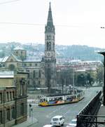 SSB Stuttgart__Linie 14 verkehrte 1983 bis Juli 1986 -ihrer Umstellung auf Stadtbahn- ausnahmsweise bis S-Heslach, Schreiberstraße. Im Bild verläßt ein Zug die, bis 1972 der Linie 8 gehörende, Wendeschleife an der Matthäuskirche und bigt ein in die von Vaihingen - Heslach kommenden Gleise zur Innenstadt. Im Hintergrund die (teilweise noch Weinberg-)Hänge von Degerloch, dem  Zielgebiet  der Zahnradbahn.__Winter 1985/86