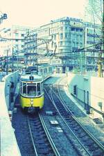 SSB Stuttgart__Gleis- und Tunnelbau__GT4 436 auf Linie 1 nach Heslach taucht vor dem Wilhelmsbau ab in den Tunnel zum Marienplatz.__06-05-1972
