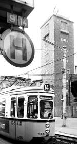 SSB Stuttgart__Gleis- und Tunnelbau__Der 14er nach Mühlhausen, mit GT4 455 an der  Rampen-Haltestelle  vorm Bahnhofsturm, verschwindet gleich im Tunnel zur 'Staatsgalerie'.__08-01-1976 