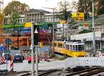 SSB Stuttgart__Dreischienen-Gleisabschnitte__GT4-Zug der SHB Oldtimerlinie 23 mit GT4 450+629, zwischen Bad Cannstatt und Fernsehturm, im Baustellen-Dschungel bei der 'Wilhelma' mit Schloß