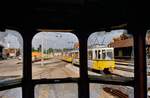 Fr�heres Areal der Filderbahn und der SSB in M�hringen: Aus Beiwagen 1551 (Serie B2  Schiffchen ) heraus fotografierte ich einen GT4 Zug der Linie 6 (ganz rechts noch der Schuppen der Filderbahn, dort