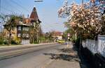 Eines der sch�nster H�user Stuttgarts mit einem GT4 Zug der Stra�enbahnlinie 15 bei der Station Heidehofstra�e (21.04.1985)