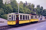 Obere Weinsteige (Stuttgart): TW 418 und BW 1241 haben bei einer Sonderfahrt soeben die Br�cke der Zahnradbahn unterquert (31.05.1984) 