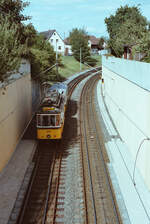 Historische Stuttgarter Straßenbahn mit TW 418 und BW 1241 zwischen den Stationen Möhringen Bahnhof und Vaihinger Straße.
Datum: 04.09.1983