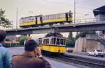 Das Foto zeigt, wie ich mir bei der Sonderfahrt der Stuttgarter Straßenbahnen vom 31.05.1984 einen Platz als Fotograf  erkämpfen  musste! Über der historischen Straßenbahn (TW 418 und Nachbaubeiwagen 1241) fährt ein Zug der Zahnradbahn mit TW 104 und Vorstellwagen 120 über die Brücke der Neuen Weinsteige. Leider ist eine solche Begegnung schon längst Vergangenheit, die Straßenbahn wurde durch die Stadtbahn abgelöst und historische Züge auf der Zahnradbahn sind auch nur noch in der Zahnradbahnliteratur zu finden.