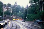 Letzte emotional bewegende Sonderfahrt der Stra�enbahn Stuttgart auf der Neuen Weinsteige: Bei heftigem Regen und absolut vollbesetzt schleichen TW 802 und BW 1605 Richtung Bobser (Datum: 1987)