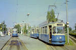 München MVV Tramlinie 20 (M3.64 2350) Cosimapark am 17. August 1974. - Im Hintergrund sieht man undeutlich den Tw M4.65 2496 auf der Linie 9. - Scan eines Farbnegativs. Film:  Alfochrome-Ringfoto  (: Sakuracolor R-100?). Kamera: Kodak Retina Automatic II. 
