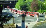 EVAG Erfurt__KT4D in Doppeltraktion auf Linie 6 nach Wiesenh�gel biegt aus der Bahnhofsunterf�hrung in die Schillerstr.