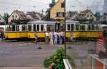 Historische Stuttgarter Straßenbahnen vor dem früheren Gerlinger Wagenschuppen der SSB: TW 418 (MF Esslingen) und TW 851 (Waggonfabrik Uerdingen) spiegeln sich in einer Scheibe.