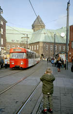 Bremen BSAG SL 8 (Wegmann GT4 3558) Balgebrückstraße (Hst. Domsheide) am 29. Dezember 2006. - Noch einmal einigten wir, d.h. mein Sohn Stefan und ich, uns über Motiv und fotografischen Winkel. - Scan eines Farbnegativs. Film: Kodak Gold 200-6. Kamera: Leica C2.