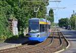NGT6 Leoliner Tw 1335 fährt entlang der Diezmannstraße und erreicht nun die Haltestelle Kurt-Kresse-Straße.

Leipzig 09.08.2021