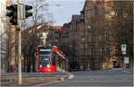 Am Tiergärtnertor in Nürnberg -     Siemens Avenio 2011 als Linie 10 zum Dutzendteich in der Steigung der Bucher Straße kurz vor der Haltestelle Tiergärtnertor.