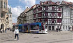 Am Erfurter Domplatz - 

Siemens Combino Basic 624 der Linie 2 nach P+R Messe/ega fährt entlang schöne historischer Bebauung von der Marktstraße in den Domplatz ein.

21.04.2026 (M)