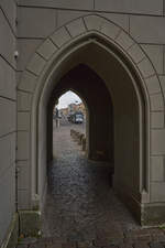 Einblick: das Nauener Tor gibt den Blick frei auf die Potsdamer Friedrich-Ebert-Straße und die Haltestelle, an der Tw 405 hält. (06.10.2025)