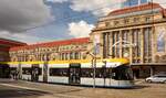 Der Leipziger Hauptbahnhof mit einem Straßenbahnfahrzeug der neuesten Generation Solaris NGT 10 am 28.08.2021. 