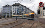 Am Leipziger Westplatz -     NGT10 XL-Wagen 1007 auf der Linie 2 in Richtung Grünau Süd biegt von der Friedrich-Ebert-Straße in die Käthe-Kollwitz-Straße ab.