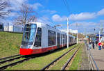 Stadler TINA, Wagen 853, erkundet ihr neues Terrain: Halle (Saale). Auf der Rampe vor der Haltestelle Hauptbahnhof wird das Beschleunigen erprobt.
Es sollte noch knapp ein halbes Jahr dauern, bis die ersten Fahrzeuge in den Probebetrieb mit Fahrgästen gehen. Wie in Darmstadt und Basel hat TINA hier leider auch mit erheblichen Problemen bezüglich der Lärmentwicklung und Steuerungstechnik zu kämpfen. Inzwischen hat sich sogar eine Bürgerinitiative gegründet, die rasche Verbesserungen fordert.

🧰 Hallesche Verkehrs-AG (HAVAG)
🕓 27.3.2025 | 12:17 Uhr