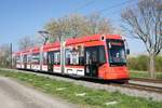 Straßenbahn Mainz / Mainzelbahn: Stadler Rail Variobahn der MVG Mainz - Wagen 220, aufgenommen im April 2020 bei der Talfahrt zwischen Mainz-Lerchenberg und Mainz-Marienborn.