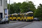 13.06.2017, Berlin, Frankfurter Allee. Tatra KT4DM-Traktion (Wagen #6122 und #6162) beginnt die Fahrt auf der Linie 37.