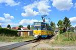 KT4D Tw 301 fährt durch Gotha Sundhausen vorbei an Garagenhöfen und Kleingärten.