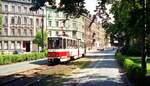 Straßenbahn Görlitz, Niederschlesien__Tw 11 [KT4D-C; ČKD Tatra, 1990; spätere Nr.2311] auf Linie 2 quert gleich den Sechs-Städte-Platz mit Ziel Biesnitz an der Landeskrone. Platz benannt nach dem Städtebund von 1346 bis 1815 der Oberlausitzer Städte Görlitz, Bautzen, Kamenz, Löbau, Lauban und Zittau.__28-06-1992
