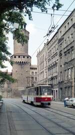 Straßenbahn Görlitz, Niederschlesien__Tw 3 [KT4D-C; ČKD Tatra, 1987; +2019] auf Linie 3 mit Reichenbacher Turm im Hintergrund.__27-06-1992
