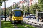 BERLIN, 07.07.2009, MetroTram13 in Richtung S+U-Bahnhof Warschauer Straße in der Wisbyer Straße; rechts die Haltestelle Schönhauser Allee/Bornholmer Straße in Richtung S-Bahnhof Bornholmer Straße) -- ein ungewohnter Anblick, denn im Hintergrund fehlt die U-Bahnbrücke entlang der Schönhauser Allee (U-Bahnlinie U2), die aus Sanierungsgründen ersetzt wird