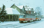 Was zur Erfrischung bei 32°C Außentemperatur: 20.01.1985: Ein Zwei-Wagen-Zug der Linie 6 hält am Straßenbahnhof Tolkewitz.
