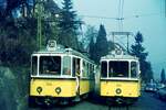 SSB Stuttgart__Zahnradbahn__So sahen sie aus, die Tw der 2. Generation. Die fünf Tw der Zahnradbahn der 30er und 50er-Jahre, bis 1982 im Einsatz, waren im Prinzip äußerlich fast baugleich. 101 und 102 von 1935 hatten Holzaufbau, 103 von 1937 war das erste Stahl-Fahrzeug der SSB, sowie auch 104 und 105 von 1950.
101-103 hatten einen mittigen Scheinwerfer, 104 und 105 je zwei Frontscheinwerfer. 101 und 102 hatten oben gebogene Seitenscheiben im Fahrgastraum, 103-105 rechteckige. So konnte man die Tw von weitem grob unterscheiden. Alle kamen von der ME mit AEG Elektro-Teil. Im Bild Tw 104 und 103 an der Wielandshöhe im Zustand vor der Modernisierung in den 70er Jahren.__04-1971
 