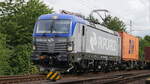 Farbänderung an der PKP-Lok 193 503 (EU46-503): was bisher rot war ist jetzt blau; Containerzug kurz vor Büchen in Richtung Hamburg, 14.07.2022  