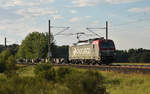 PKP Cargo mit der Vectron 370 016-5/193 504 und einem fast leeren Containerzug, kommend aus Hamburg.