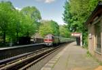 Der S-Bahn-Haltepunkt Wohltorf im Sachsenwald am 17.05.1992 mit IC 134  Karl Friedrich Schinkel  (Berlin Hbf–Hamburg-Altona): Noch teilen sich S- und Fernbahn die beiden Gleise der Strecke