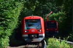 Vor Unmitelbar vor Hochkamp begegnen sich 2 Triebzüge der Baureihe 474.