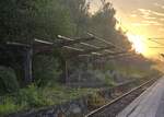Hier im Morgengrauen eines sch�nen Donnerstag Morgen ist zu sehen der verlassene Bahnsteig mit �berdachung am Haltepunkt L�beck-Travem�nde Hafen.