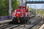 D-DB 261 028-5 fuhr am 10.10.2026 vom L�becker Hgbf (ALR) kommend zum L�beck-D�nischburger Gbf (ALD G). Hier bei der Durchfahrt am Haltepunkt L�beck-D�nischburg IKEA (ALD A)